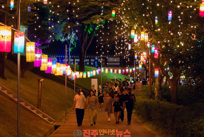 2025년 진주성 안에서 관람객이 야간 문화유산 프로그램을 즐기고 있다.