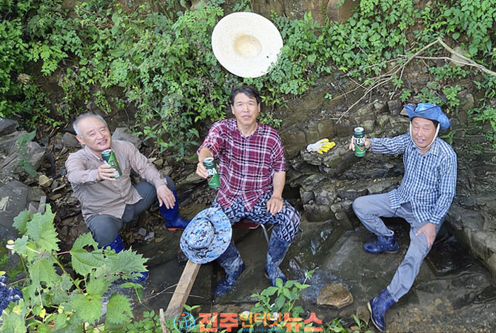 하영오, 박해동, 하정우 세 농부가 함께 운영하는 산양 전문 목장 '드림목장'