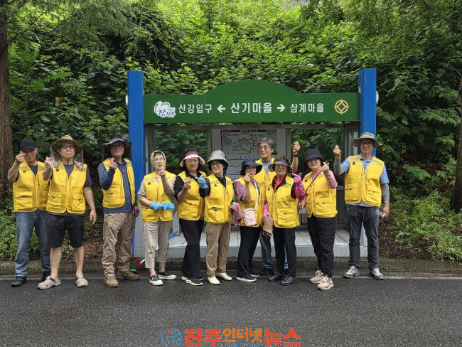 진주시 내동면건강위원회 버스 승강장 대청소 실시