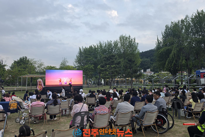 진주 철도문화공원, 별빛 아래 무장애 영화관으로 변신… '호롱불 밤마실 극장' 성황리 개최