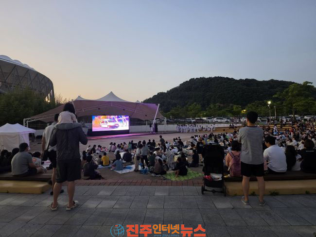 진주시 두 번째 달빛영화제·나이트마켓 성료