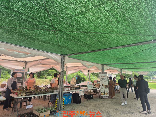 남해군 삼동면 봉화마을에서 직거래장터 운영