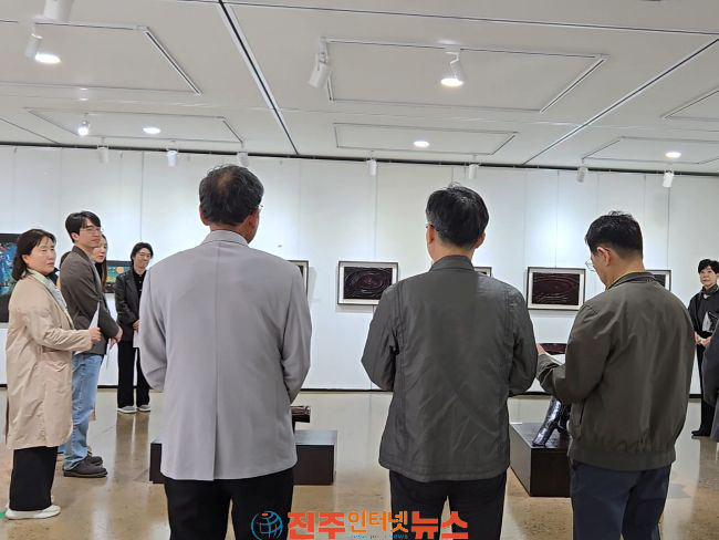 진주시 송민기 외 여행일기회 작품 전시회 개최