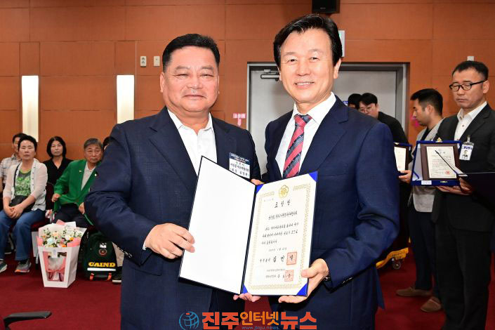 진주시 자원봉사단체協 국무총리 표창 영예 심명환 조규일