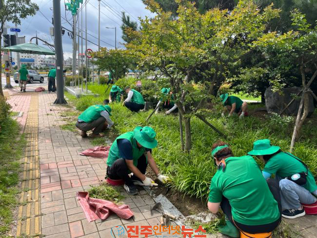 진주시 이현동 새마을회 무더위 속 꽃 가꾸기 구슬땀