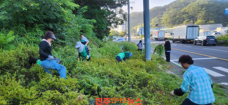 진주시 명석면 새마을단체 꽃길 조성사업을 위한 꽃길 풀베기 실시