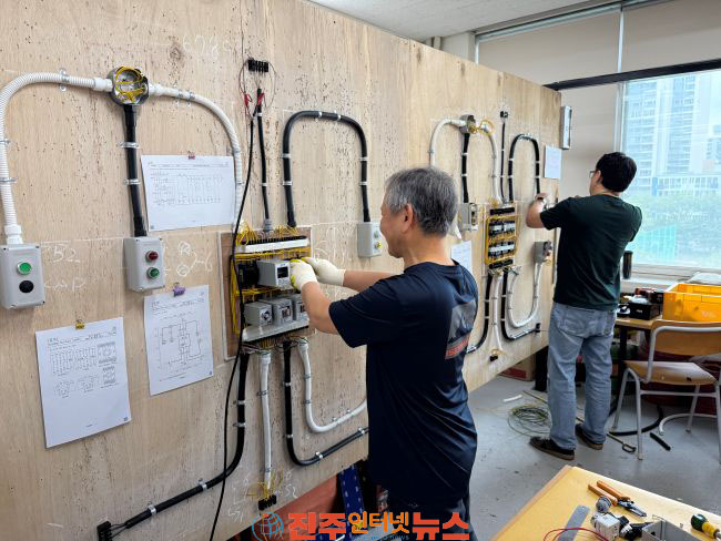 한국폴리텍대학 진주캠퍼스 중장년 재취업의 요람 전기기능사 과정 23명 중 22명 자격 취득 쾌거