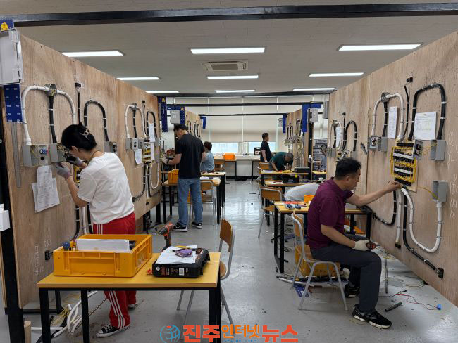 한국폴리텍대학 진주캠퍼스 중장년 재취업의 요람 전기기능사 과정 23명 중 22명 자격 취득 쾌거