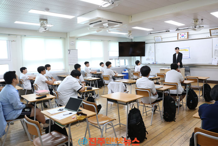 1995년부터 이어온 대표 진로 멘토링 프로그램… 대학생·직업인 동문 30명 참여, 후배들에게 꿈과 도전의 메시지 전해