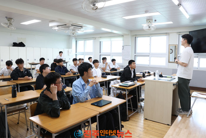 1995년부터 이어온 대표 진로 멘토링 프로그램… 대학생·직업인 동문 30명 참여, 후배들에게 꿈과 도전의 메시지 전해