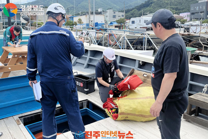"구명조끼는 선택이 아닌 생명줄"… 경남도, 여름철 어선·낚시어선 안전점검 강화