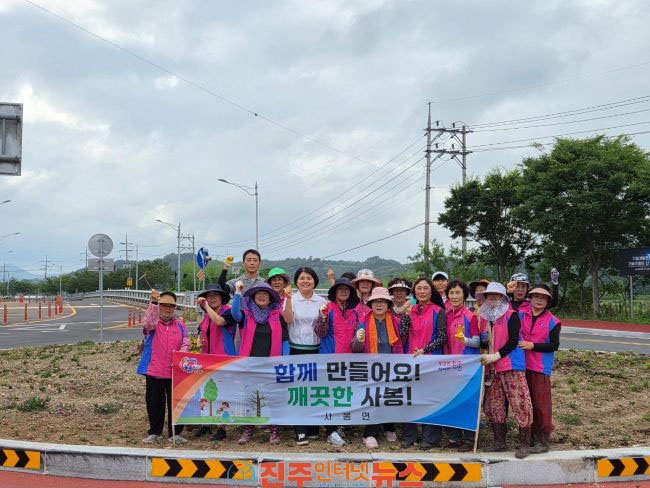 진주시 사봉면 생활개선회 사봉삼거리에 꽃심기 활동 펼쳐