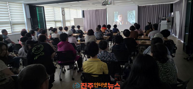 진주시 상봉동주민자치회 한여름 밤의 영화산책 성황리에 첫 영화 개최