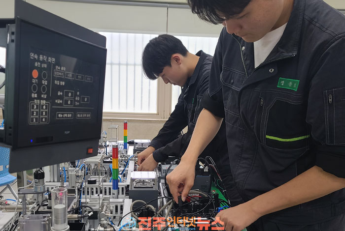 경남 직업계고 AI 학과 대전환…미래 인재 양성 첫걸음, 교원·예산·취업 연계는 여전히 과제