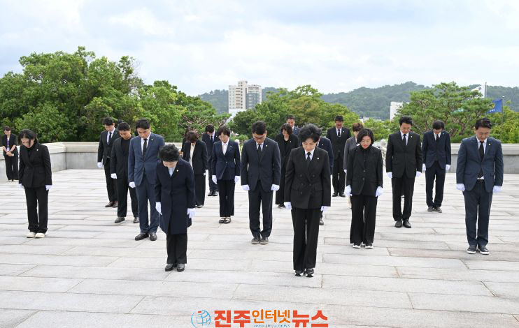 제10대 진주시의회 호국영령 참배로 각오 다져