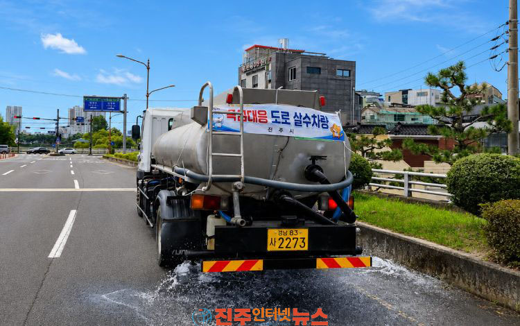 진주시 주요간선도로 살수차 운영 폭염 총력 대응