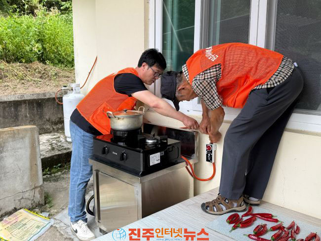 진주시 사봉면 지역사회보장협의체 저소득 취약계층에 가스안전타이머 설치