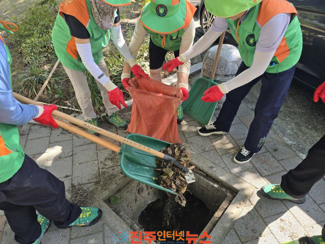 진주 진주시 하대동 지역자율방재단 호우 대비 배수로 점검