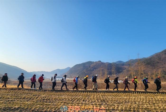 3기 지리산둘레길 종주단, 생태복원 기부금 전달…둘레길 활성화와 산촌경제 회복, 지속 가능한 산림관광으로 이어져야