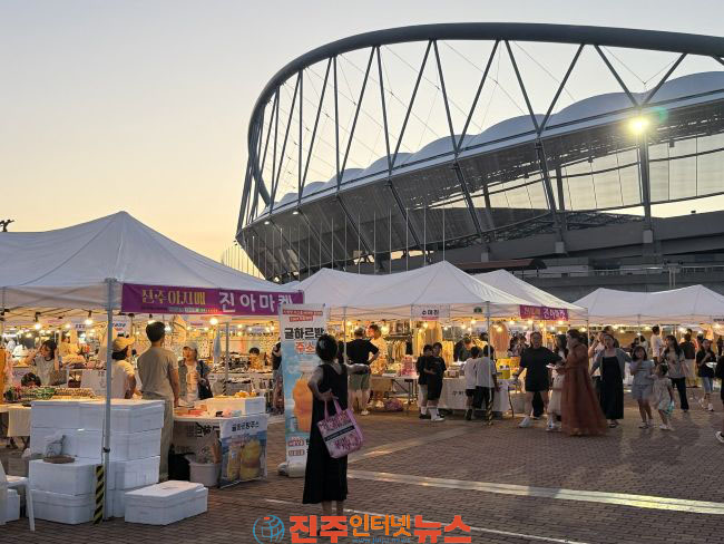 진주시 세 번째 달빛영화제·나이트마켓 시민 호응 속 성황