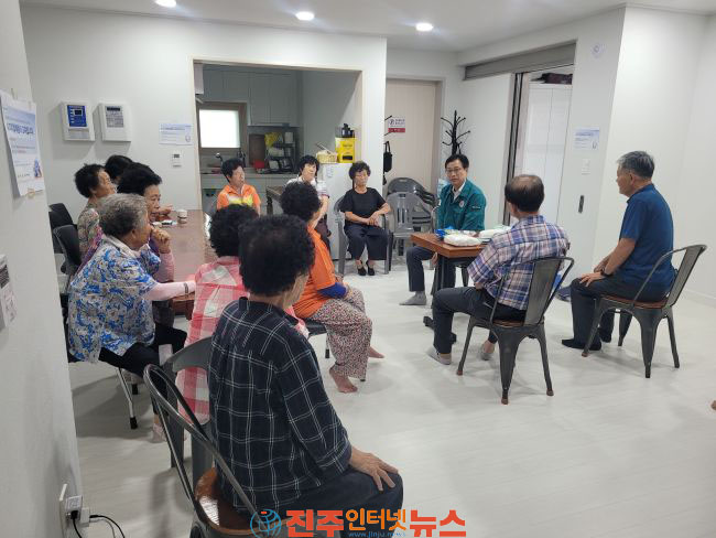 사천시 지속되는 폭염 대응 총력 시민안전국장 무더위쉼터·공공사업장 등 현장 점검