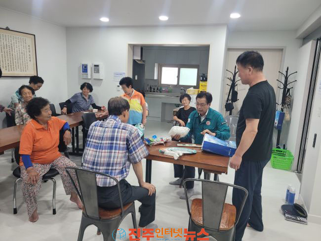 사천시 지속되는 폭염 대응 총력 시민안전국장 무더위쉼터·공공사업장 등 현장 점검