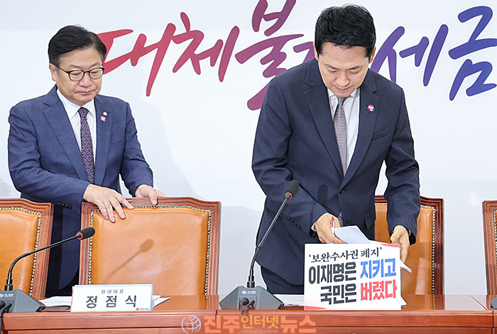 장동혁 퇴진 논란 격화…국민의힘, 2만2000명 서명에 “110만 당원 대표 못해”