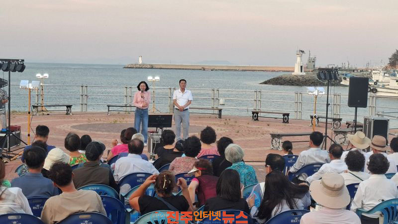 미조 북항 등대공원 해질녘의 버스킹 성황리 개최 중