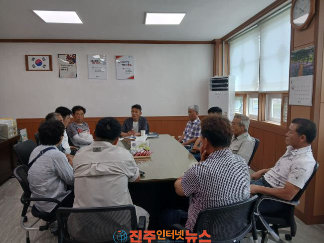 단계딸기작목회·산청장희딸기작목반 가뭄 극복에 힘 보태