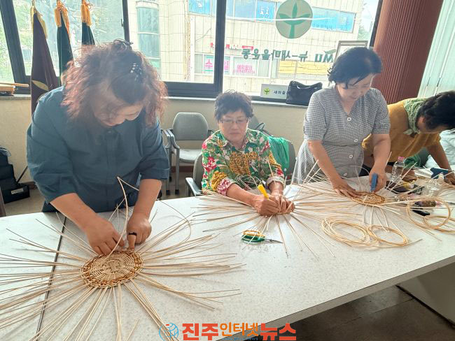 하동군새마을부녀회 함께 엮는 행복 라탄 공예 교실 운영