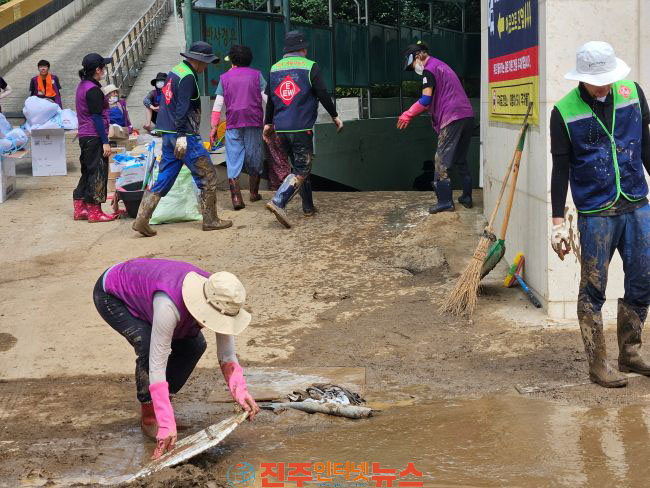 사천시자원봉사센터 거제 집중호우 피해복구에 구슬땀