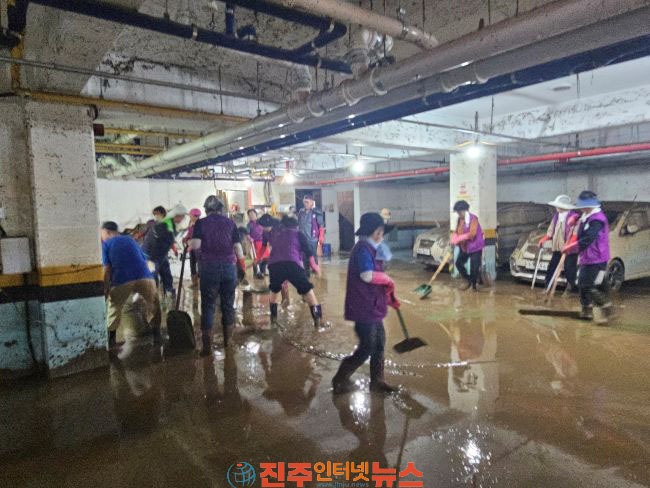 사천시자원봉사센터 거제 집중호우 피해복구에 구슬땀