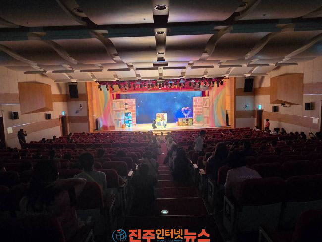 진주시 보육아동 대상 도서관에 간 여우 뮤지컬 공연 개최