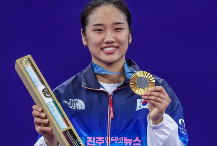안세영, 야마구치 2-0 완파…3년 만에 세계선수권 정상 탈환 ‘무실세트 퍼펙트 우승’