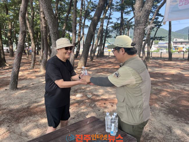 한려해상국립공원 여름철 물놀이 특별대책기간 연장 맞춰 안전사고 예방 합동 캠페인 실시