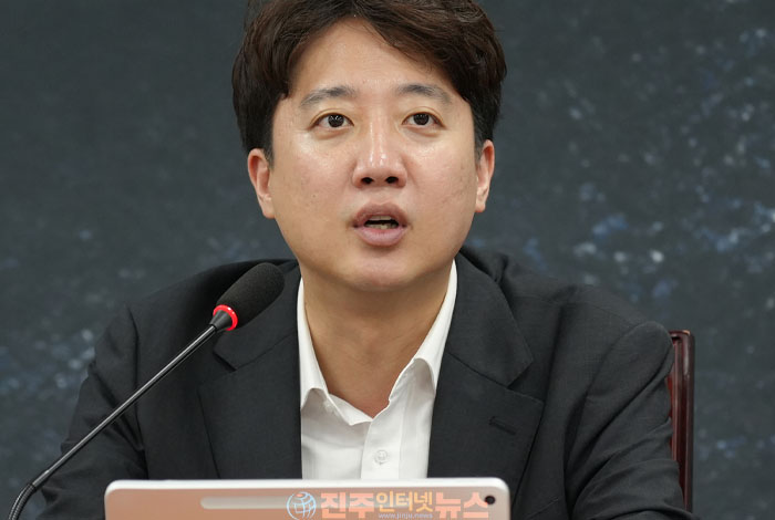 이준석, 개혁신당 대표직 전격 사퇴…지방선거 참패가 끝이 아닌 이유