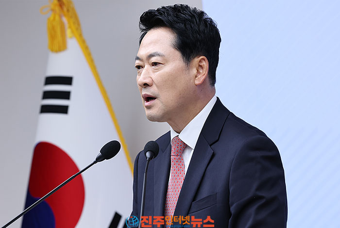 장동혁 “임기 완주” 선언했지만…국민의힘, 당원주권인가 사당화인가