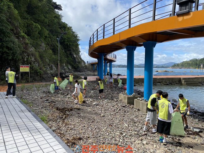 사천시 청소년 방과후 아카데미와 함께하는 2026 경남안녕캠페인 남일대해수욕장 환경정비 활동