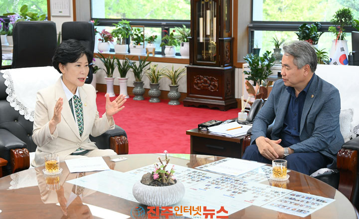 진주시의회 박미경 의장 경남도의회 박준 의장 찾아 건의안 설명