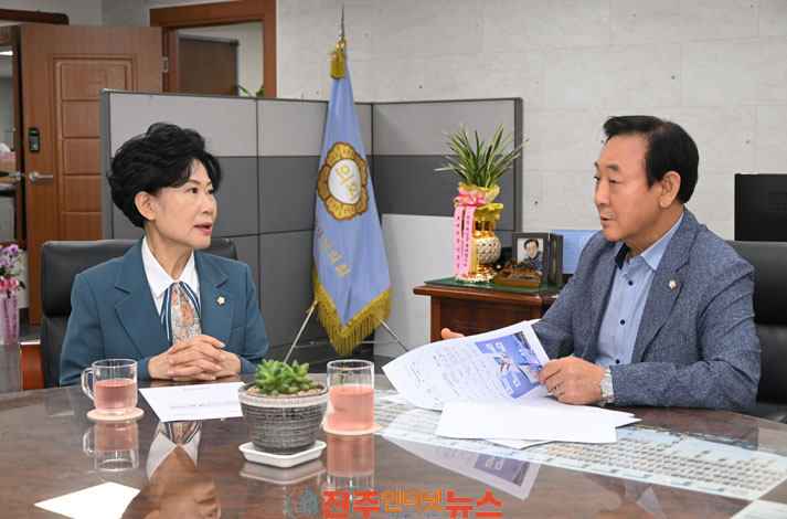 진주시의회 박미경 의장 경남도의회 박준 의장 찾아 건의안 설명