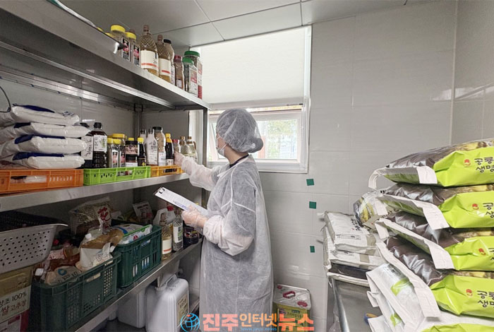 “급식 한 끼가 위험해진다”…폭염 속 학교 식중독 비상, 경남교육청 353곳 집중점검