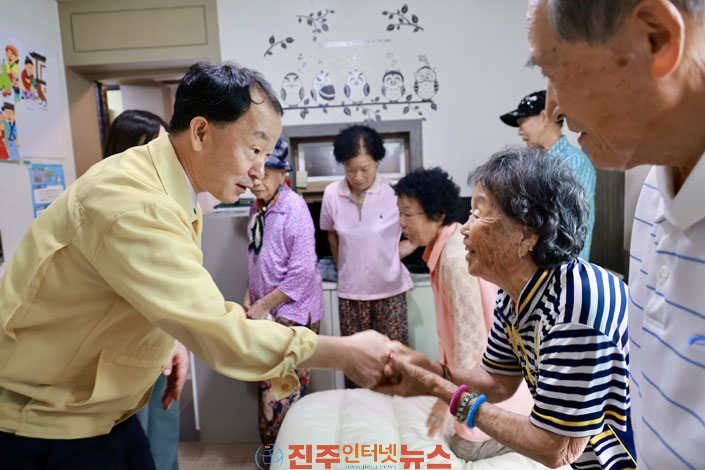 유명현 산청군수 극한호우 피해 이재민 위문