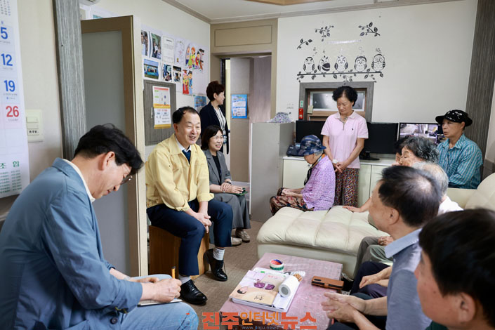 유명현 산청군수 극한호우 피해 이재민 위문