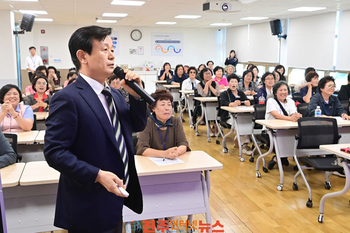 조규일 진주시장 생활개선경남聯 역대회장단 특강