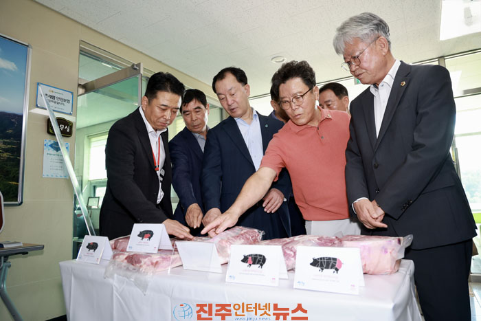산청군 내륙지역 최초 난축맛돈 출하