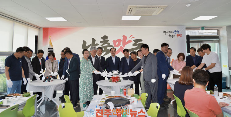 산청군 내륙지역 최초 난축맛돈 출하
