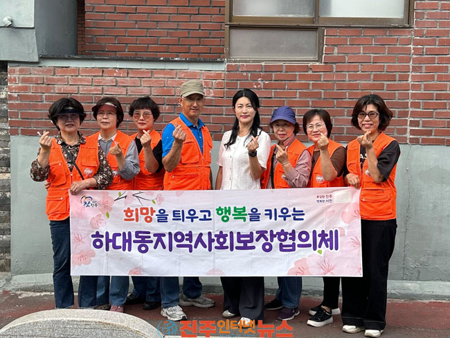 진주시 하대동 지사협 독거노인·시각장애인 가구에 현관 방충망 설치