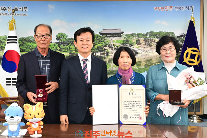 진주시 6·25 참전 유공자 유족에 무공훈장 전수
