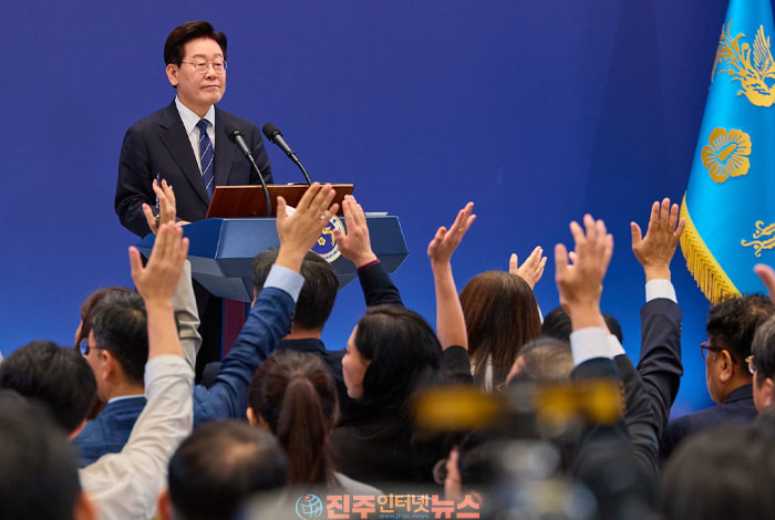이재명 대통령은 검찰개혁에 대해서는 수사와 기소의 분리를 중심으로 개혁을 완수하겠다는 입장을 밝혔다.