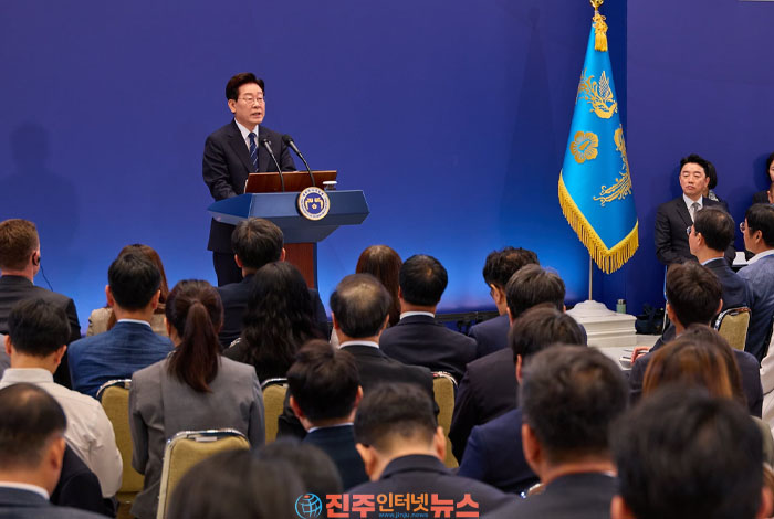 이재명 대통령은 1987년 헌법 개정 이후 변화한 사회와 국가 환경을 반영한 개헌 필요성도 언급했다.